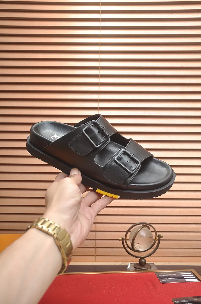 Men's shoes 💰400💶 [Louis Vuitton LV slippers] (high-end cowhide) counter 1:1 fashion style, a must-have for summer! The designer used LV’s iconic outsole. The original simple slippers instantly become fashionable! The upper is made of flexible special cowhide leather straps alternately, and the workmanship is exquisite! A must-have for stylish men in summer, size 38-45 (45 customized)